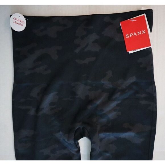 SPANX 20099R Women's Sz Small (2-4) Black Camo Cropped Lamn Leggings - Picture 3 of 8